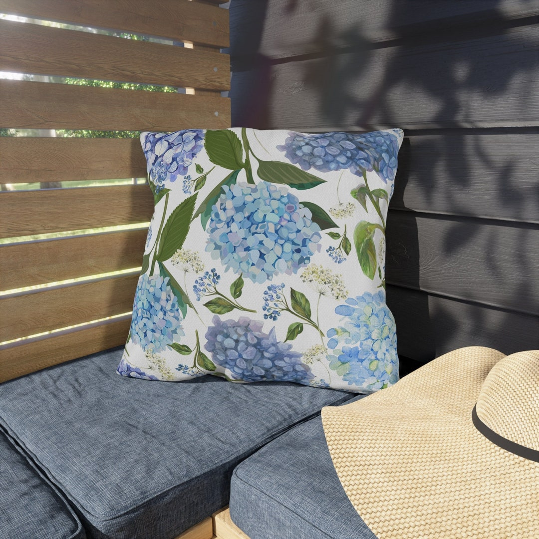 How to Choose Outdoor Pillows That Actually Survive the 2026 Summer