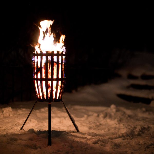 Creating atmosphere with compact fire baskets for corner arrangements