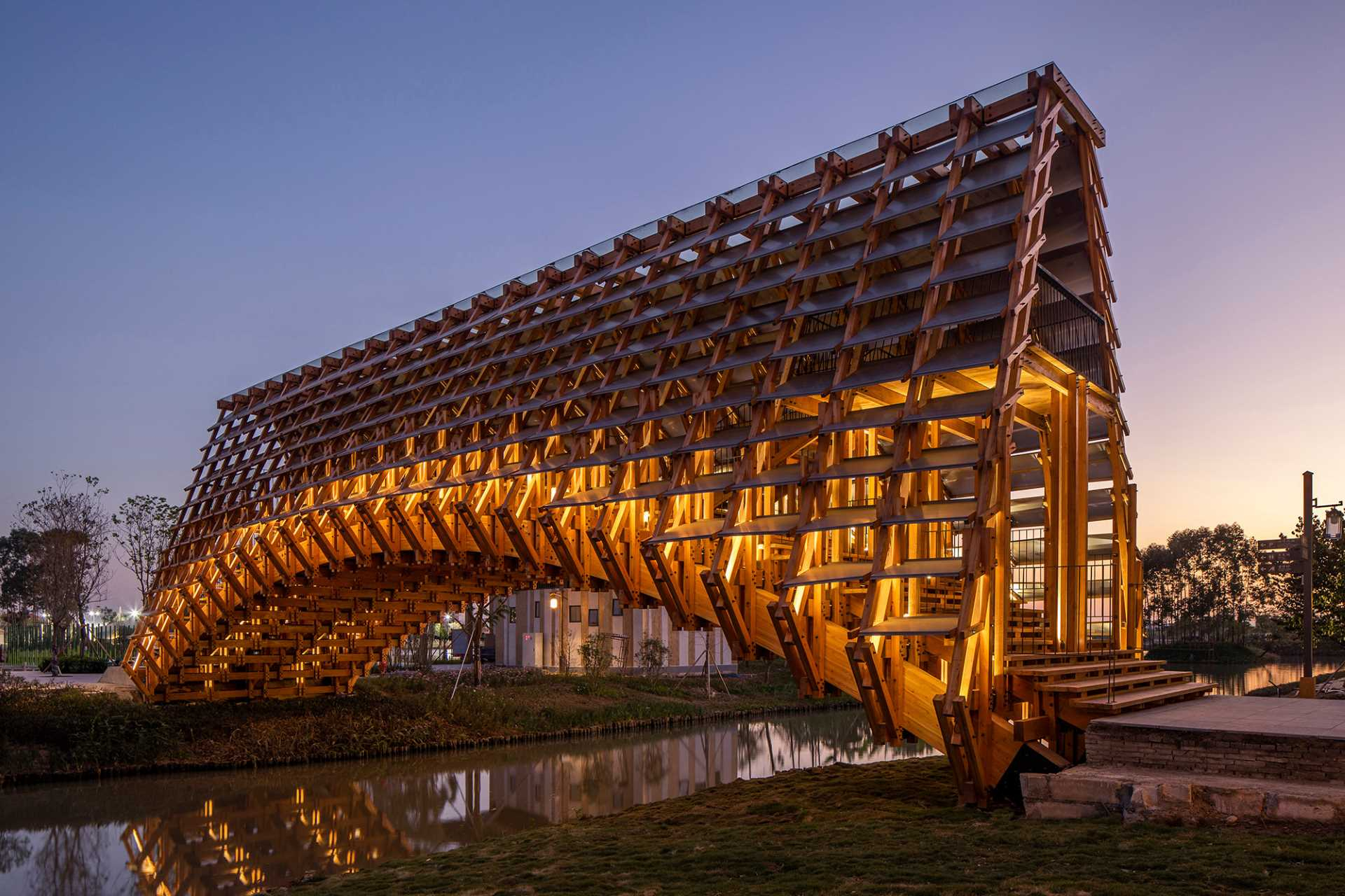 The Art of Blending Rustic Wood and Modern Metal in Bridge Design