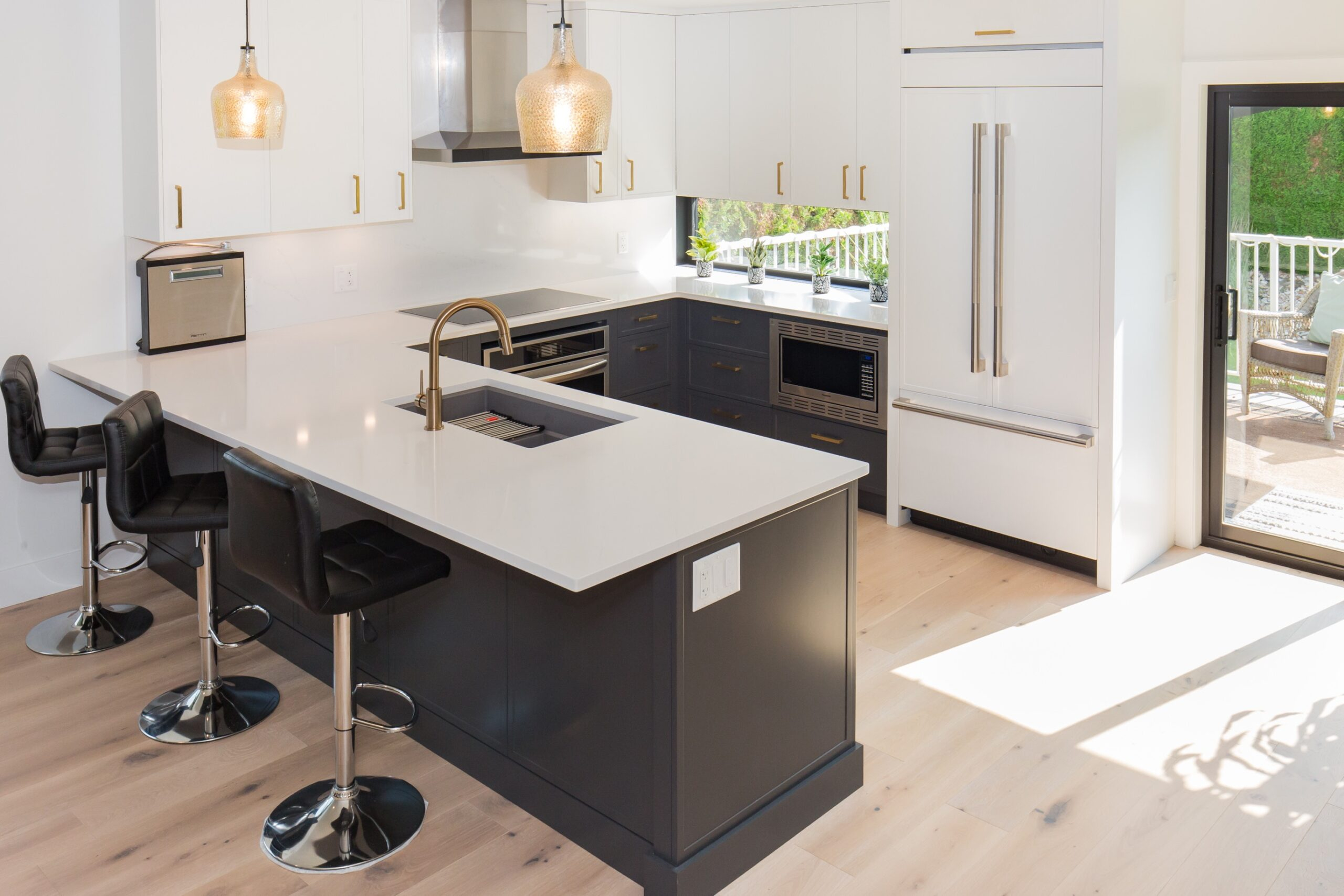 1. Finding Your Flow The Enduring Appeal of Peninsula Kitchens for Modern Living
