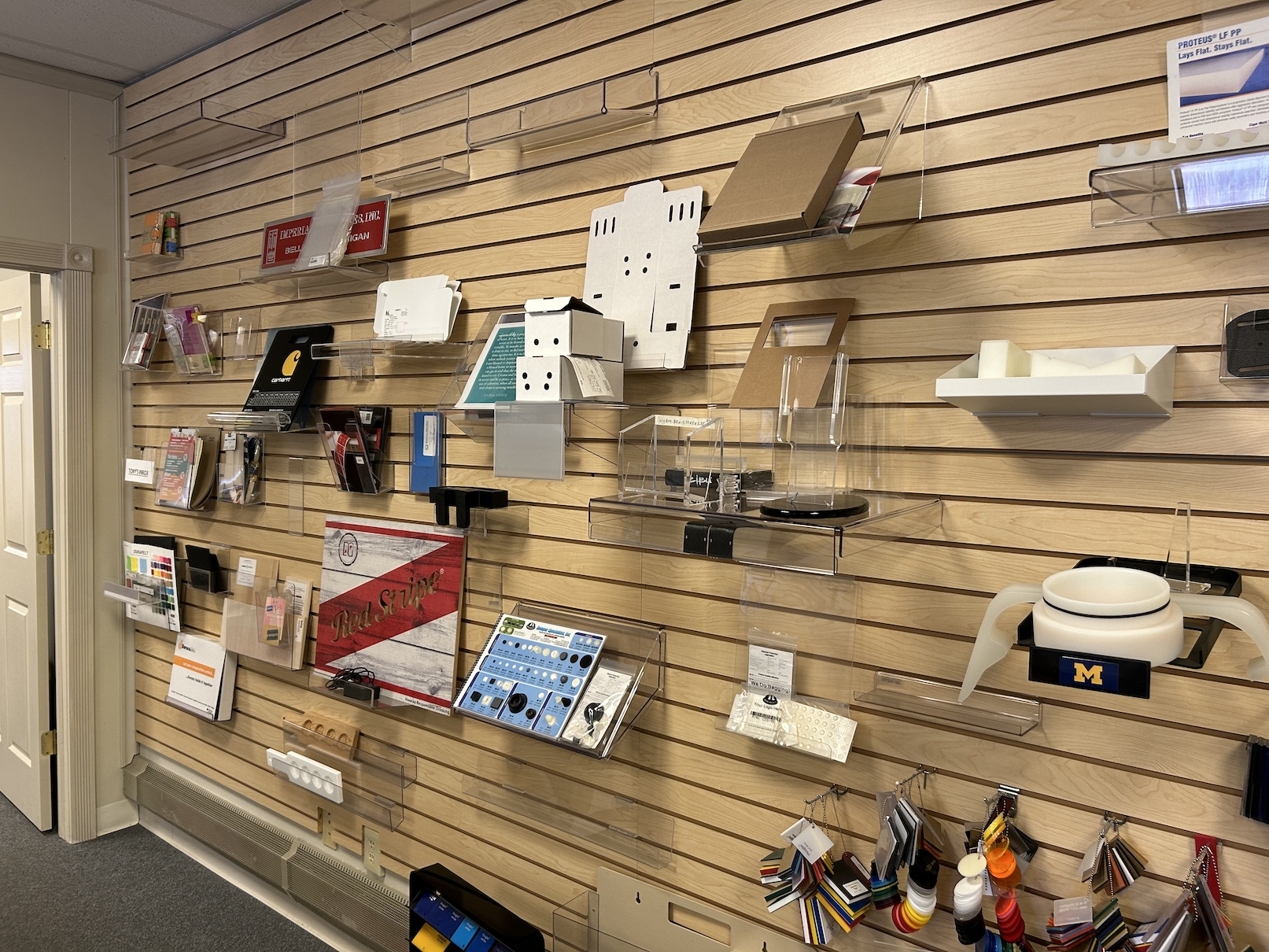 Elevating Your Retail Space: The Art Of Custom Retail Displays in Cable Lighting Design