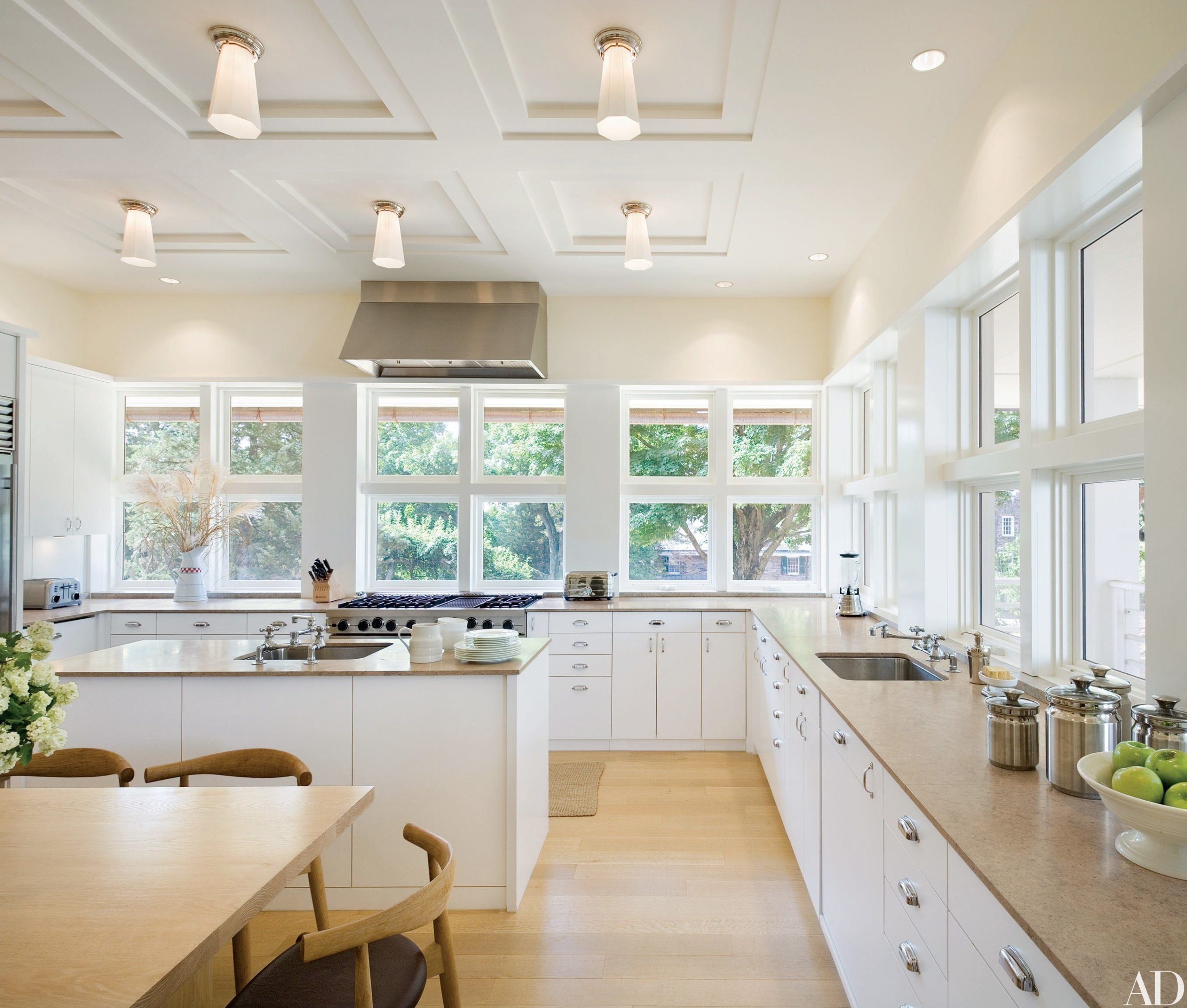 The Architectural Secrets Behind Kitchens That Balance Light and High Efficiency
