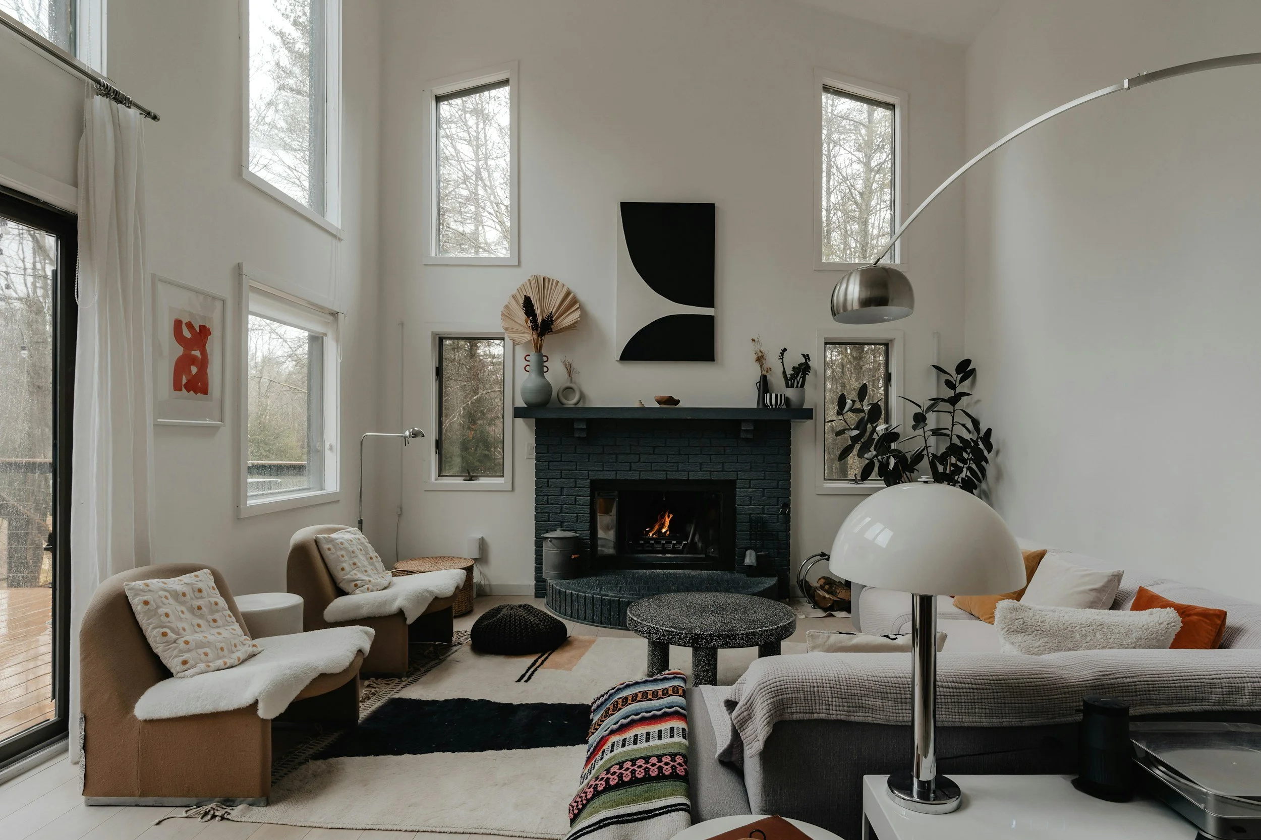 Designing Balanced Interior Spaces Through Thoughtful Layered Illumination