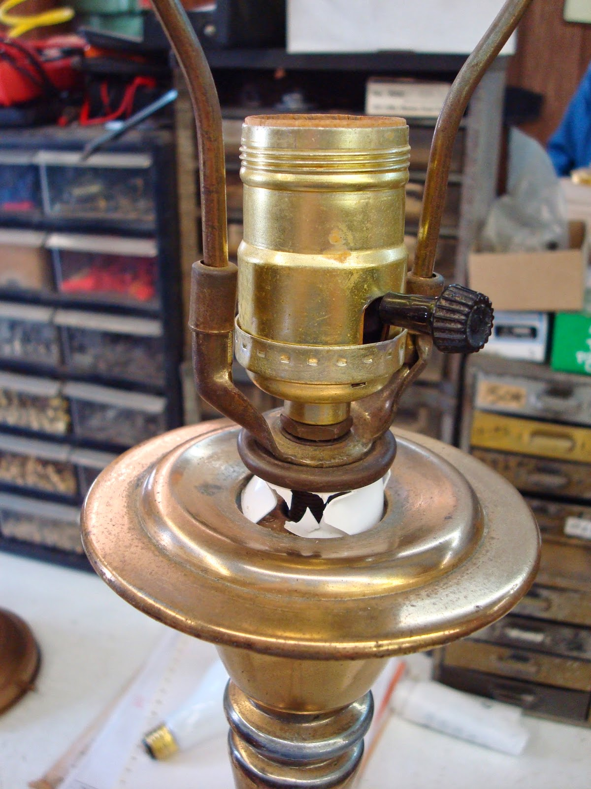 The Hidden Mechanics That Separate a Wobbly Wall Lamp from a Lifetime Fixture
